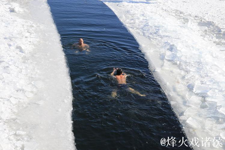 抚顺浑河畔332名中外泳士冬泳竞技,上演冰与火的较量 抚顺浑河畔332名中外泳士冬泳竞技,上演冰与火的较量